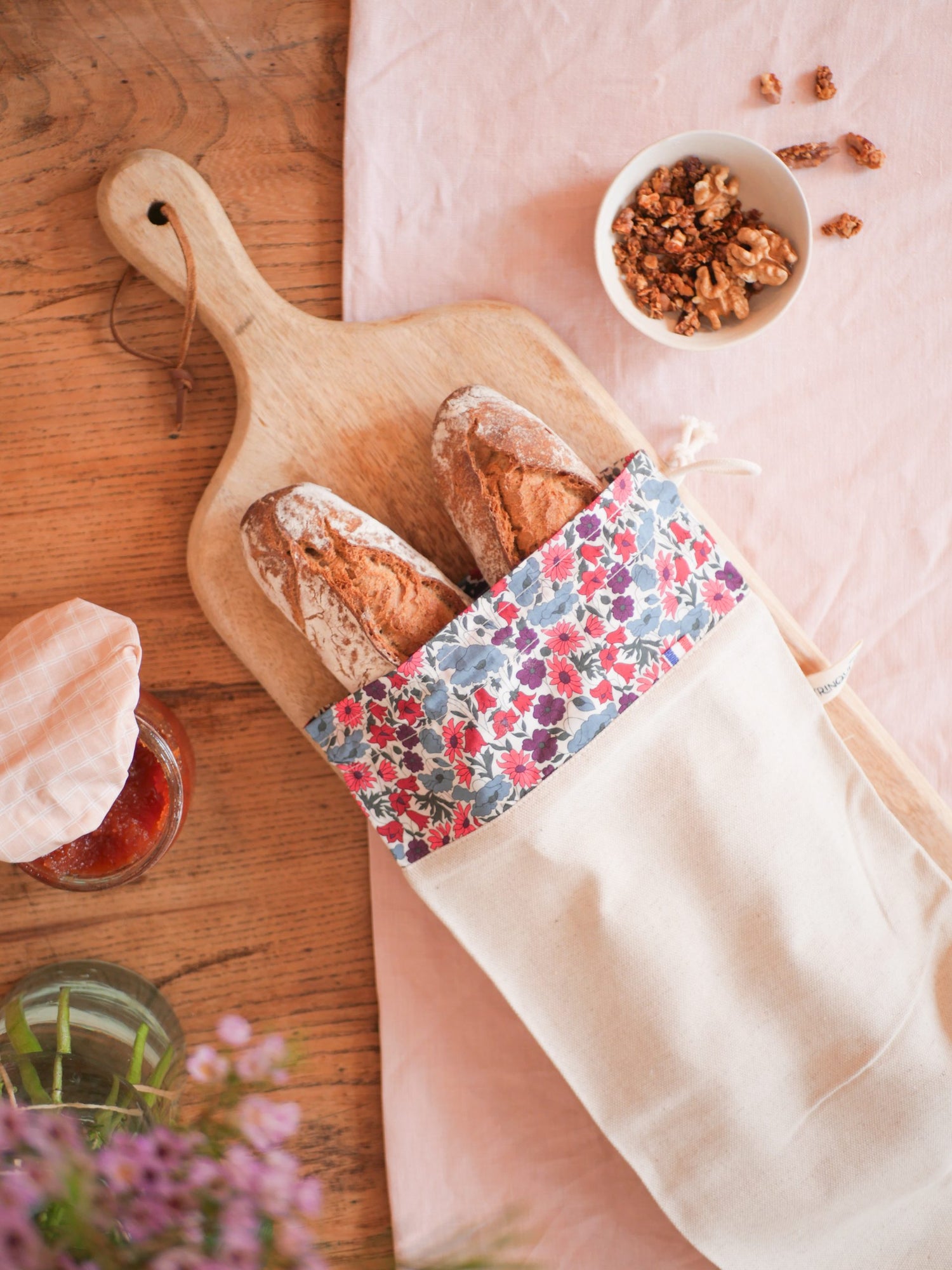 sac à baguette coton et lin, avec un tissu Liberty. Permet de transporter et de mieux conserver sa baguette. Fabrication durable et éthique.