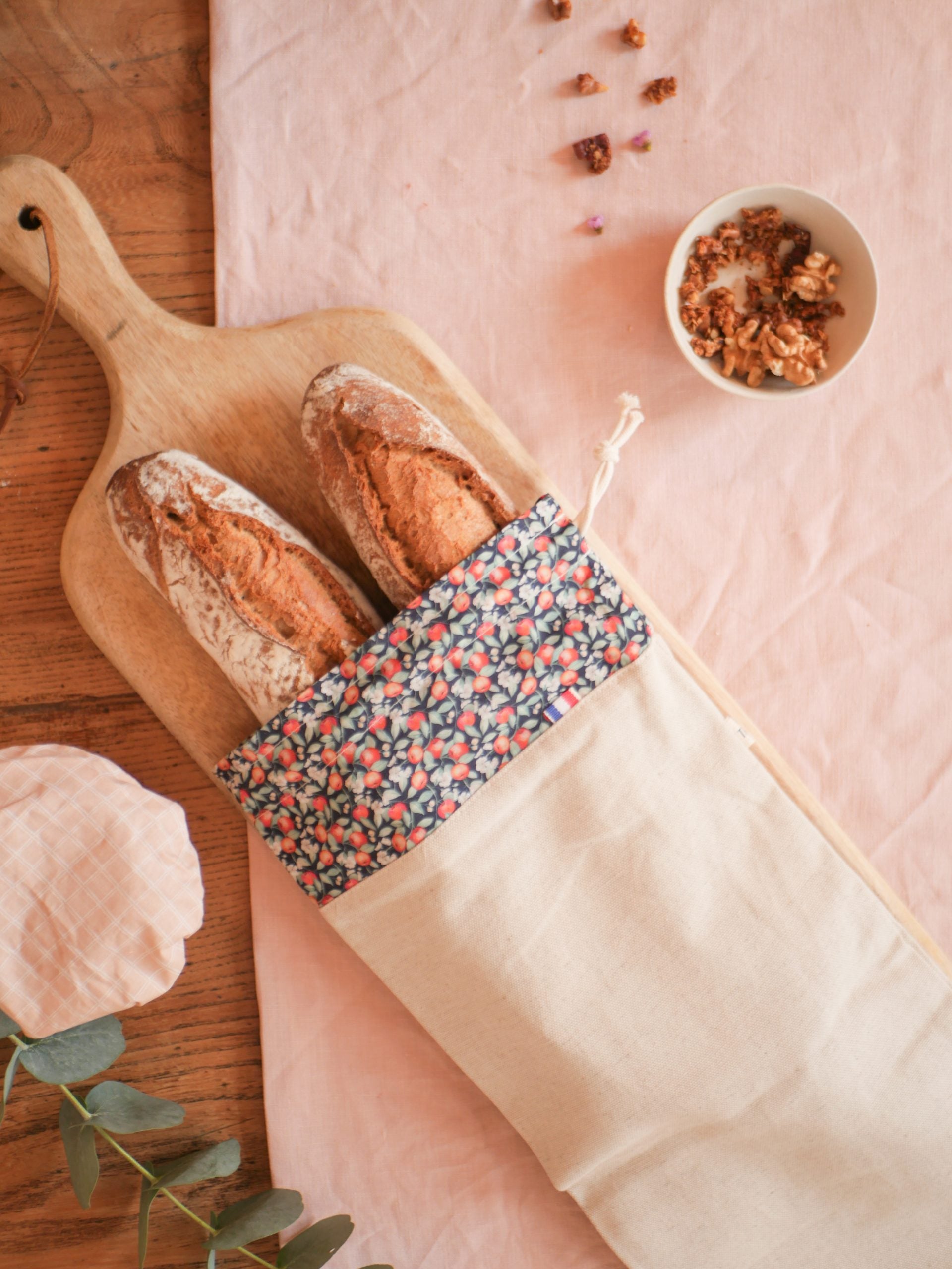 sac à baguette coton et lin, avec un tissu Liberty. Permet de transporter et de mieux conserver sa baguette. Fabrication durable et éthique.